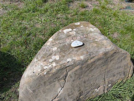 Monumento ai partigiani caduti a Monte Sabbiuno, simbolo di ricordo e onore per la Resistenza.