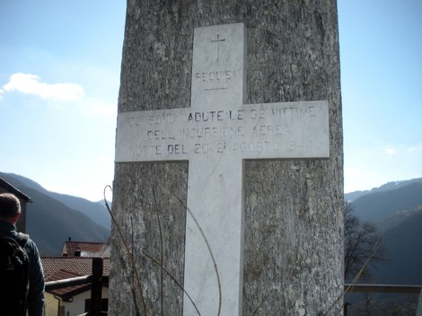 Monumento commemorativo dedicato alle vittime del bombardamento di Vesimo durante la Seconda Guerra Mondiale.