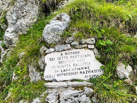 Monumento al Partigiano e alla Resistenza, dedicato ai sette partigiani bruciati vivi. Мемориальная надпись.