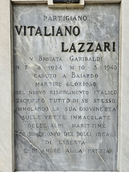 Lapide commemorativa di Vitaliano Lazzari, partigiano, con iscrizioni in memoria del suo sacrificio durante la guerra.