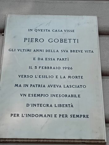 Lapide commemorativa dedicata a Piero Gobetti, situata sulla facciata di un edificio storico.