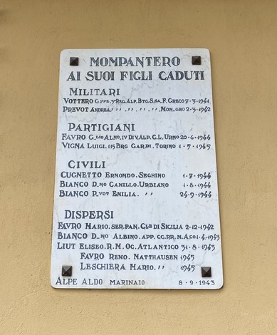 Lapide commemorativa dedicata ai caduti di Mompantero, onore ai militari, partigiani e civili.