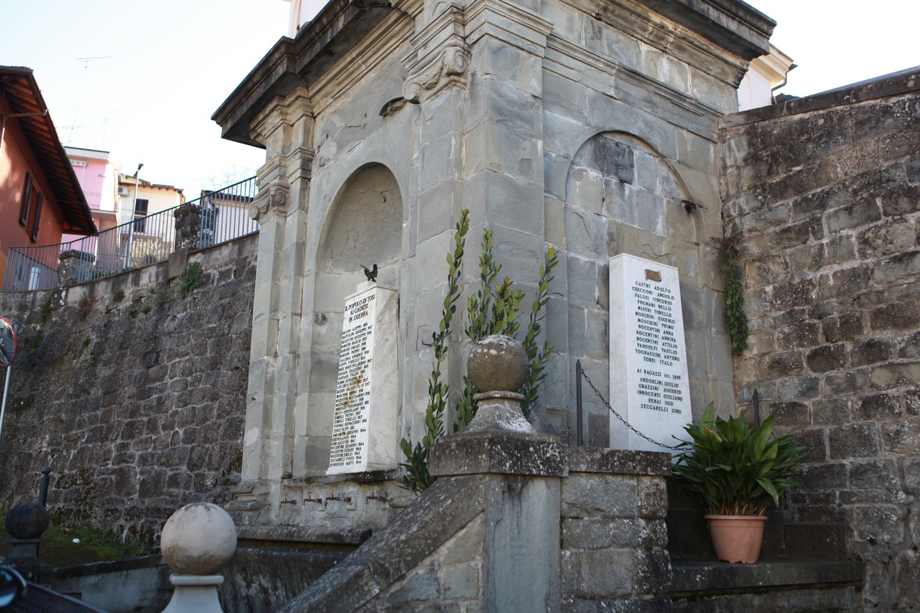 Monumento ai caduti di Tosi, in memoria delle vittime locali, situato in un contesto storico e architettonico significativo.