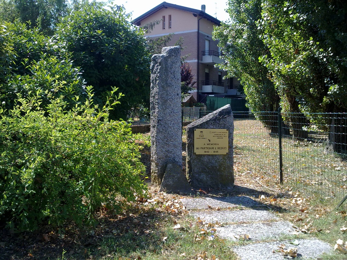 Monumento ai partigiani e reduci, commemorazione della resistenza e della memoria storica.