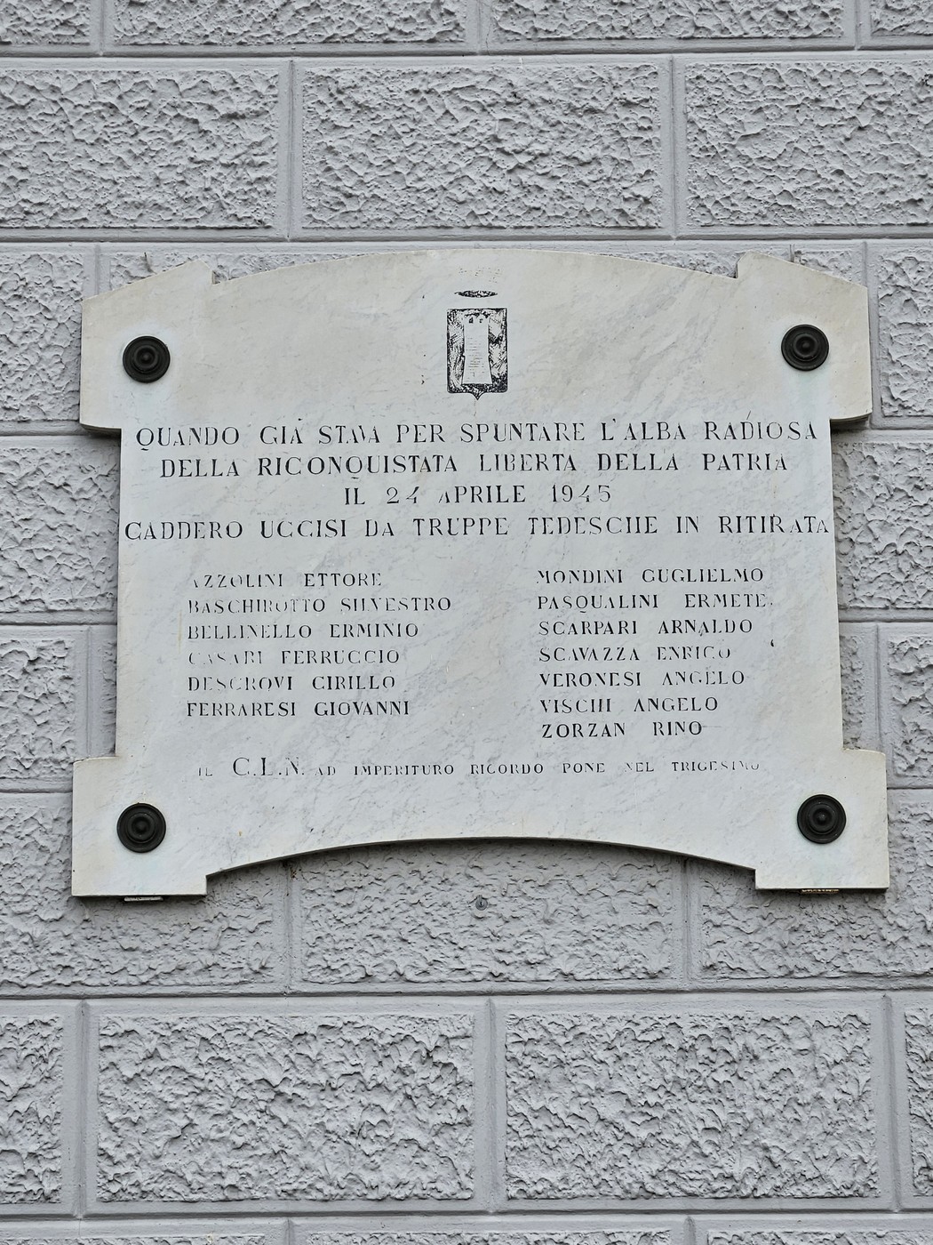 Lapide commemorativa dedicata ai caduti del 24 aprile 1945, visibile su un muro.