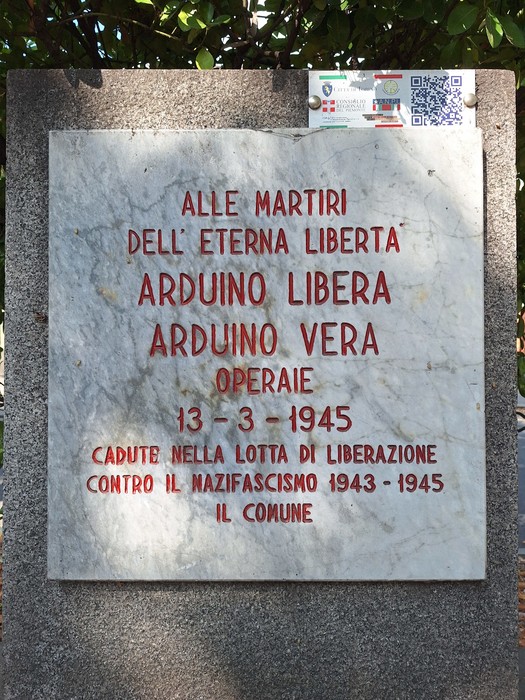 Cippo in marmo con iscrizione dedicata alle sorelle Arduino, su basamento in pietra.