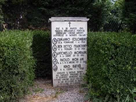Cippo commemorativo dedicato ai patrioti italiani, situato a Colombini.