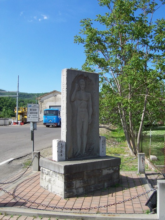 Monumento dedicato a Lastrucci e Zavagli, incastonato nel paesaggio urbano, con elementi scultorei distintivi.