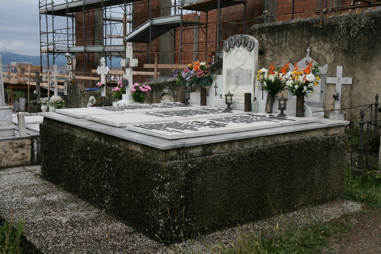 Sepolcro dei partigiani di San Martino alla Palma, monumento commemorativo con tombe e fiori.