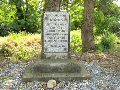 Cippo commemorativo dedicato a Ariotti, Agnelli, Borasio e Mentegazzi, situato in un'area verde.