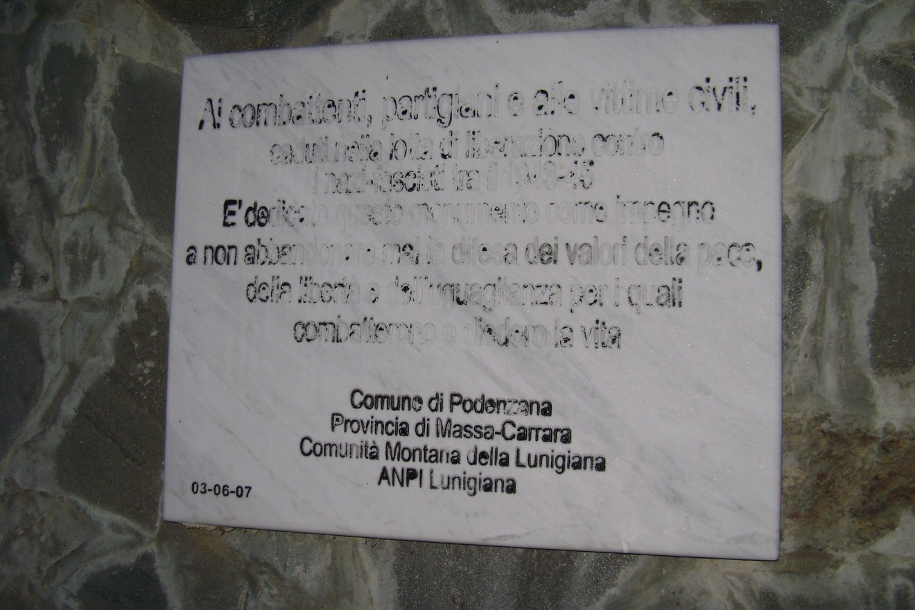 Lapide commemorativa del municipio di Podenzana, dedicata ai valori della resistenza e della comunità.