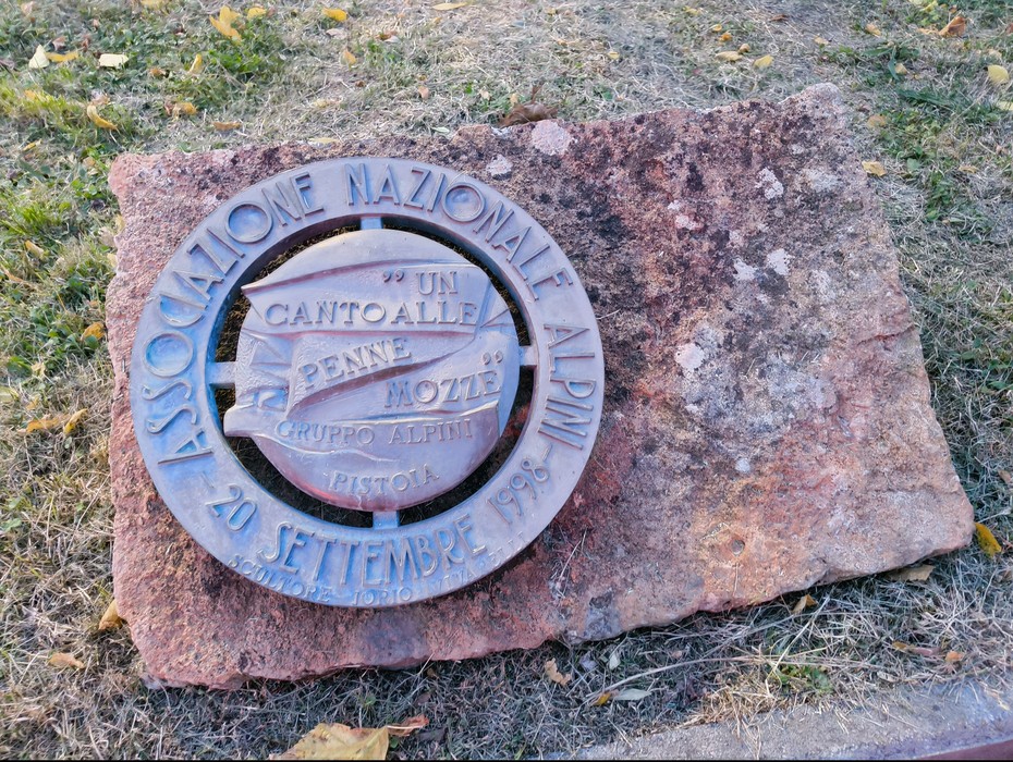 Targa commemorativa dell'Associazione Nazionale Alpini, gruppo "Penne Mozze" di Pistoia, 20 settembre 1998.
