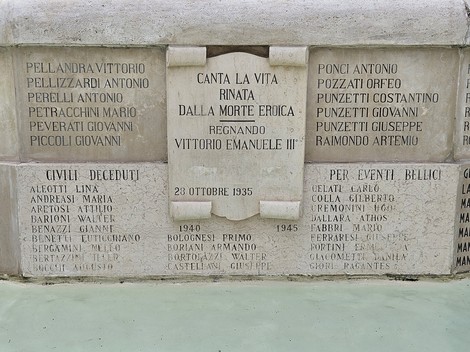 Fontana Monumentale con decorazioni artistiche e iscrizioni commemorative di eventi storici.