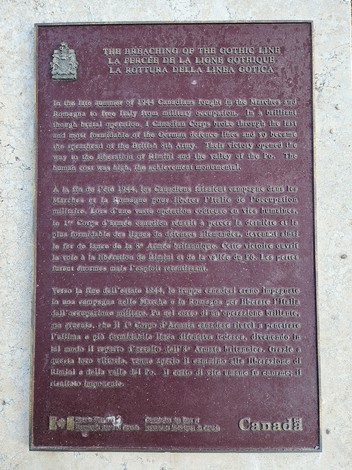 Targa commemorativa della rottura della Linea Gotica, con dettagli storici sull'operazione militare del 1944.