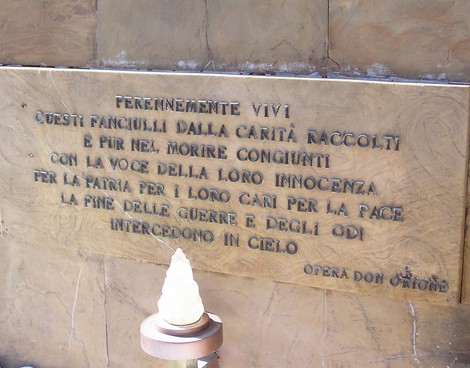 Monumento in memoria dei bambini del collegino di Colonnata, dedicato alla loro innocenza e al sacrificio per la pace.