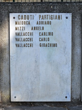 Monumento ai Caduti di Guardamiglio, dedicato ai partigiani locali con i loro nomi incisi su una lastra di pietra.