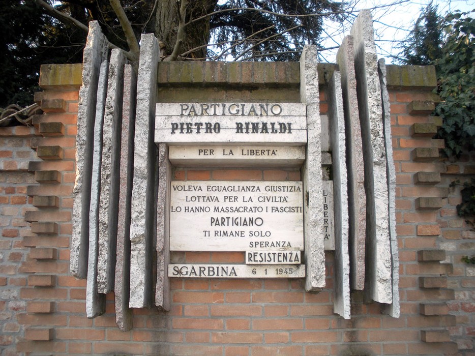 Monumento a Rinaldi, dedicato al partigiano Pietro Rinaldi, simbolo di resistenza e libertà.