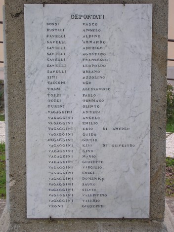 Monumento commemorativo ai caduti e ai deportati, con nomi incisi in onore delle vittime.