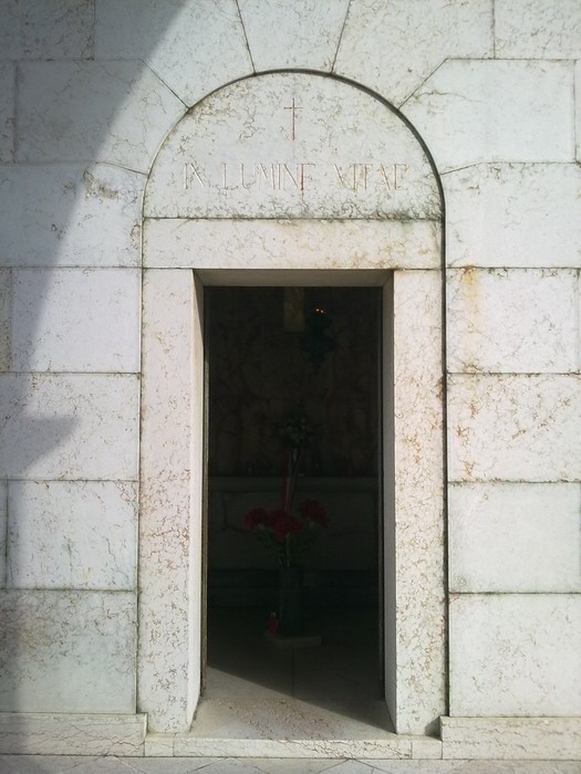 Ingresso del Sacrario dei caduti per la Liberazione di Luzzara, luogo di memoria e commemorazione.