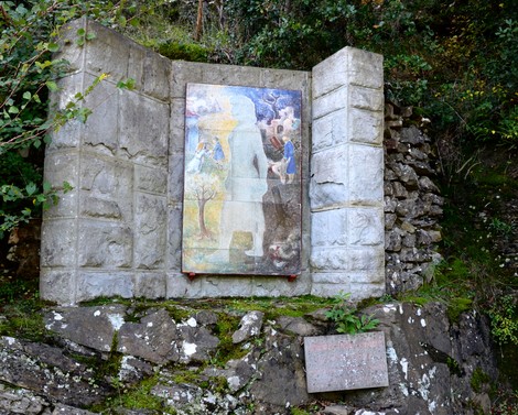 Monumento a De Rosée, un'opera d'arte immersa nella natura, celebrante la memoria e la cultura locale.