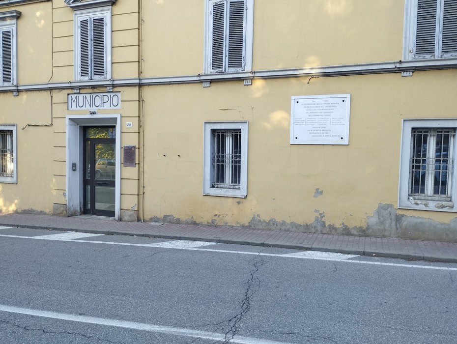 Lapide commemorativa ai caduti della Resistenza, situata presso il Municipio.