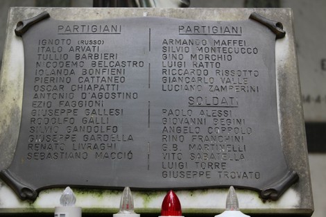 Sacrario dei caduti per la Liberazione, con nomi di partigiani e soldati incisi su una targa commemorativa.