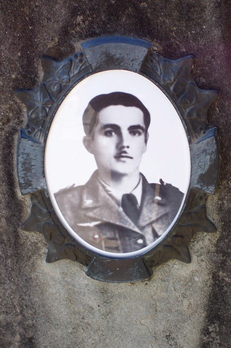 Ritratto di un soldato nel Sacrario ai Caduti di Tugliano, un luogo di commemorazione e rispetto.