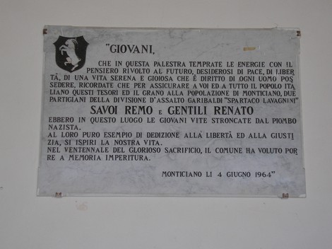 Lapide dedicata a Savoi Remo e Gentili Renato a Monticiano, commemorando il loro sacrificio per la libertà.