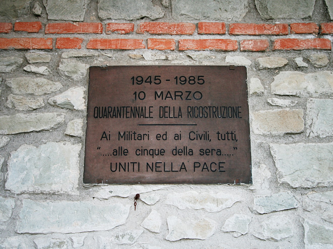 Targa commemorativa del quarantennale della ricostruzione, dedica a militari e civili uniti nella pace.