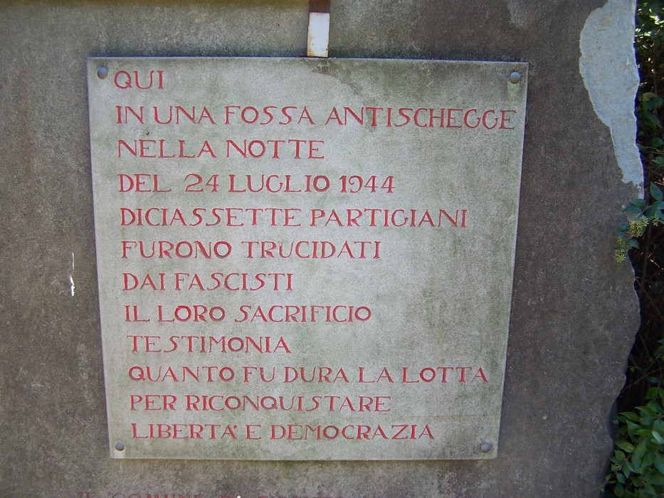 Monumento commemorativo ai partigiani fucilati nel luglio 1944, simbolo di lotta per libertà e democrazia.