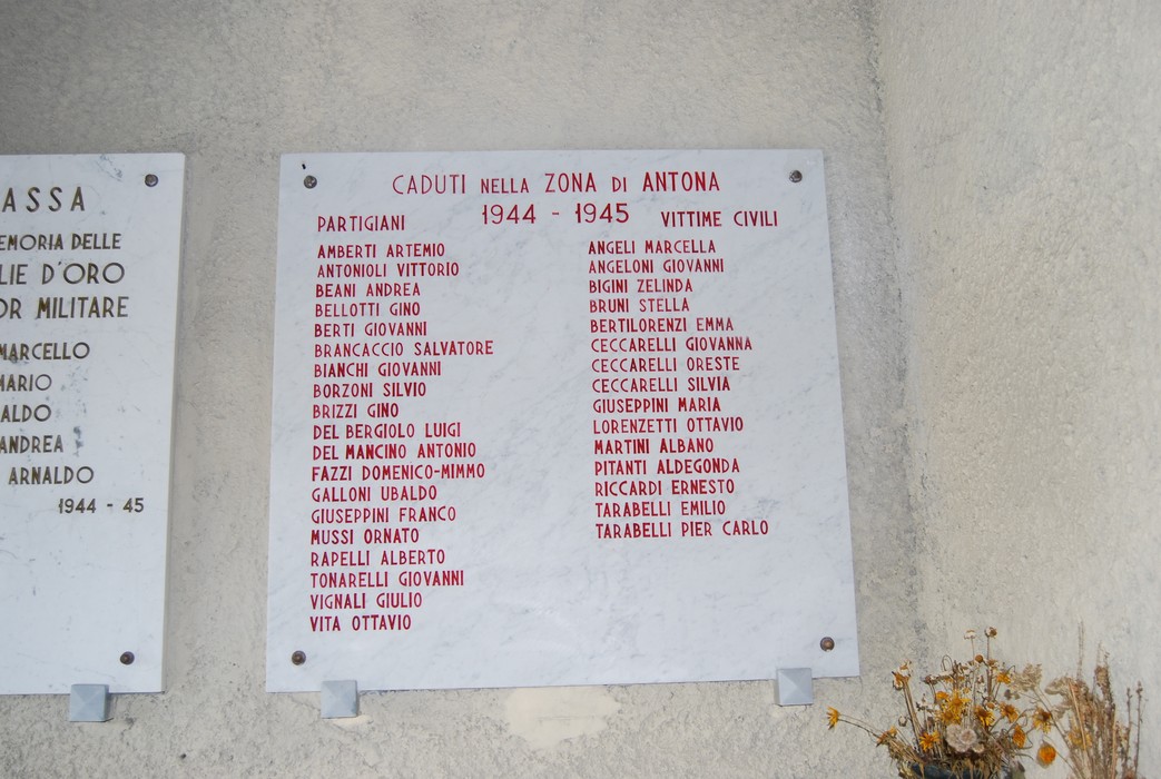 Sacrario di Tecchia: monumento ai caduti della Linea Gotica, commemorando le vittime del conflitto 1944-1945.