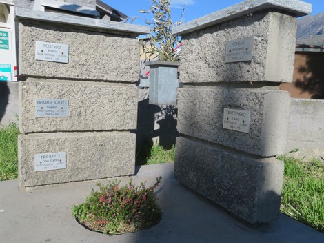 Cippi commemorativi dedicati ai partigiani caduti, con nomi e date di vitali eroi della resistenza.