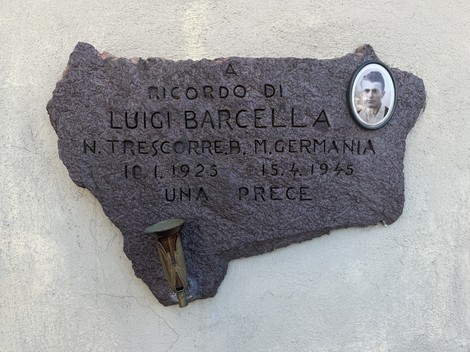 Lapide commemorativa dedicata a Luigi Barcella, con foto e data di nascita e morte, posta su un muro.