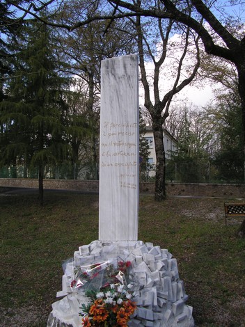 Monumento di Niccioleta, dedicato alla memoria storica e alle vittime locali, immerso nella natura circostante.