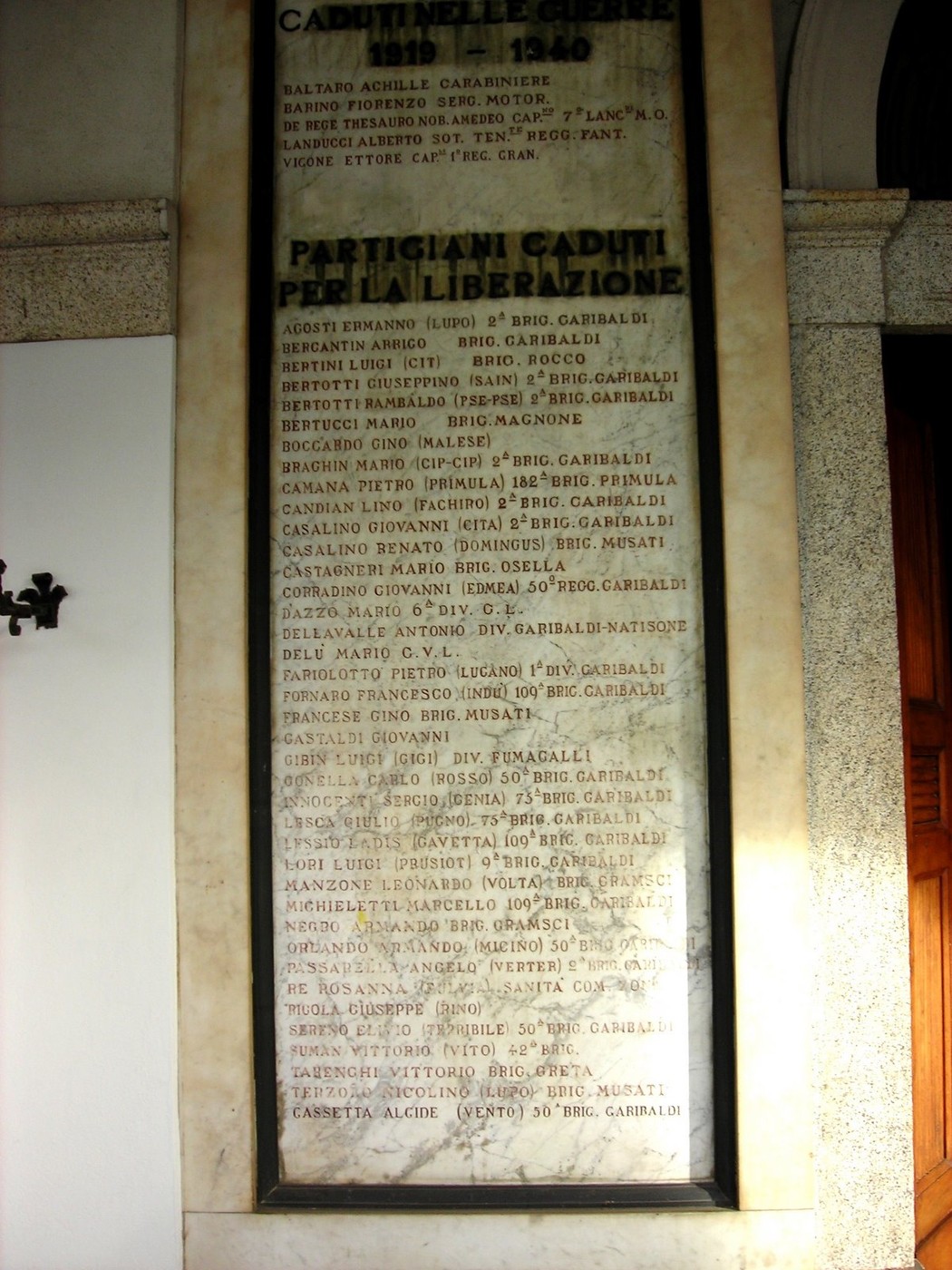 Lapide commemorativa dedicata ai partigiani caduti per la liberazione, situata a Vercelli.