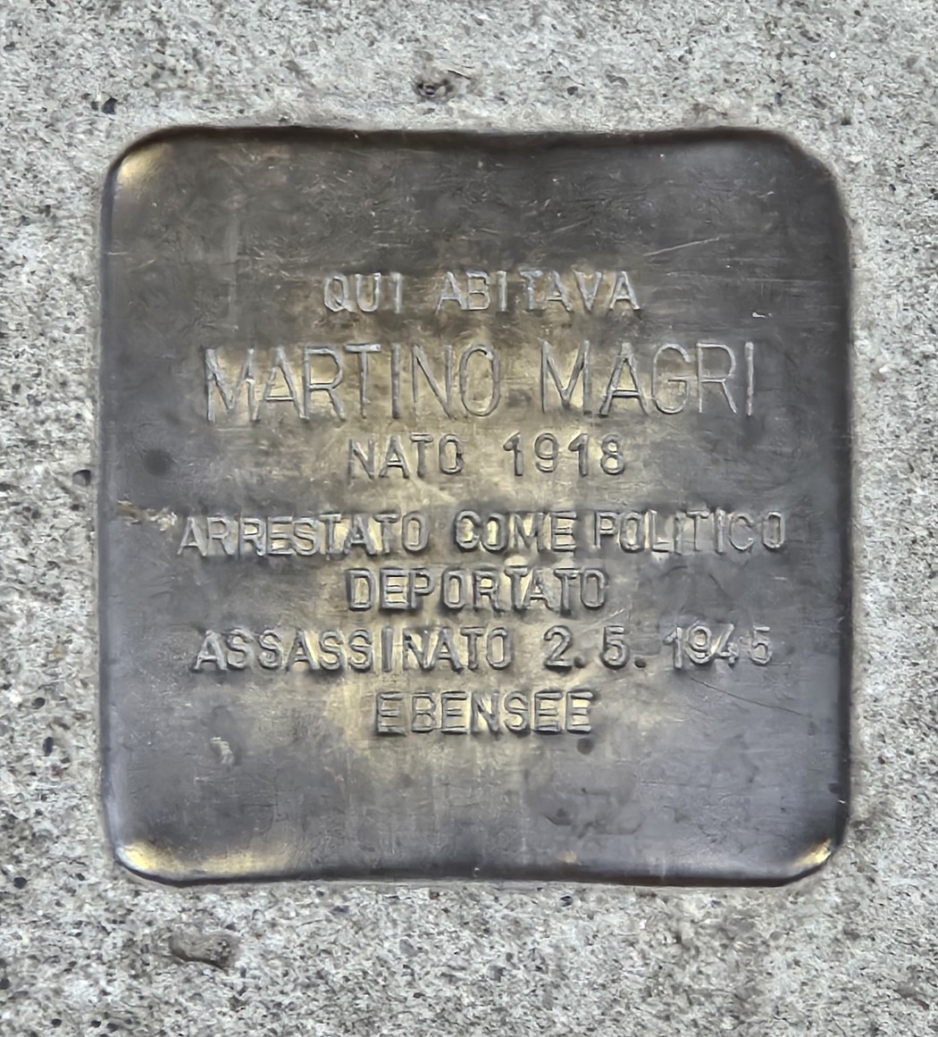 Pietra d'inciampo dedicata a Martino Magri, vittima del regime fascista, con informazioni sulla sua deportazione.