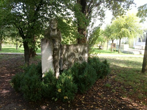 Monumento ai Cervi, scultura immersa nel verde, simbolo di memoria e connessione con la natura.