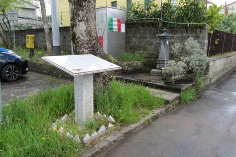 Stele commemorativa dedicata ai martiri dei Boschi di Ciano, situata in un'area verde.