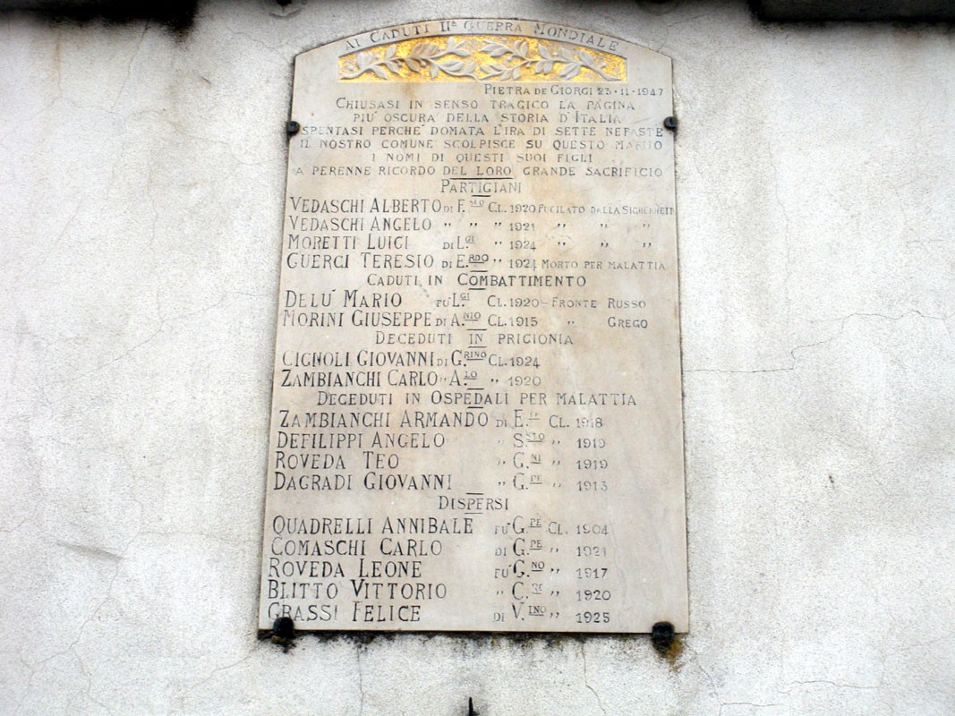 Lapide commemorativa ai caduti di Pietra de' Giorgi, con i nomi dei soldati morti in guerra.