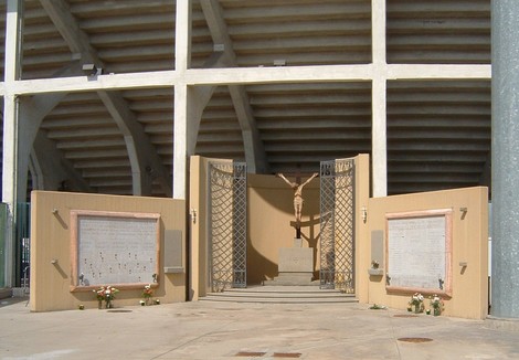Sacrario di Campo di Marte: monumento dedicato ai caduti, situato in un'area rafforzata da architettura moderna.