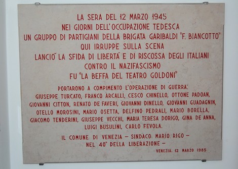 Lapide commemorativa della "beffa del Teatro Goldoni" del 12 marzo 1945, con nomi dei protagonisti dell'operazione.