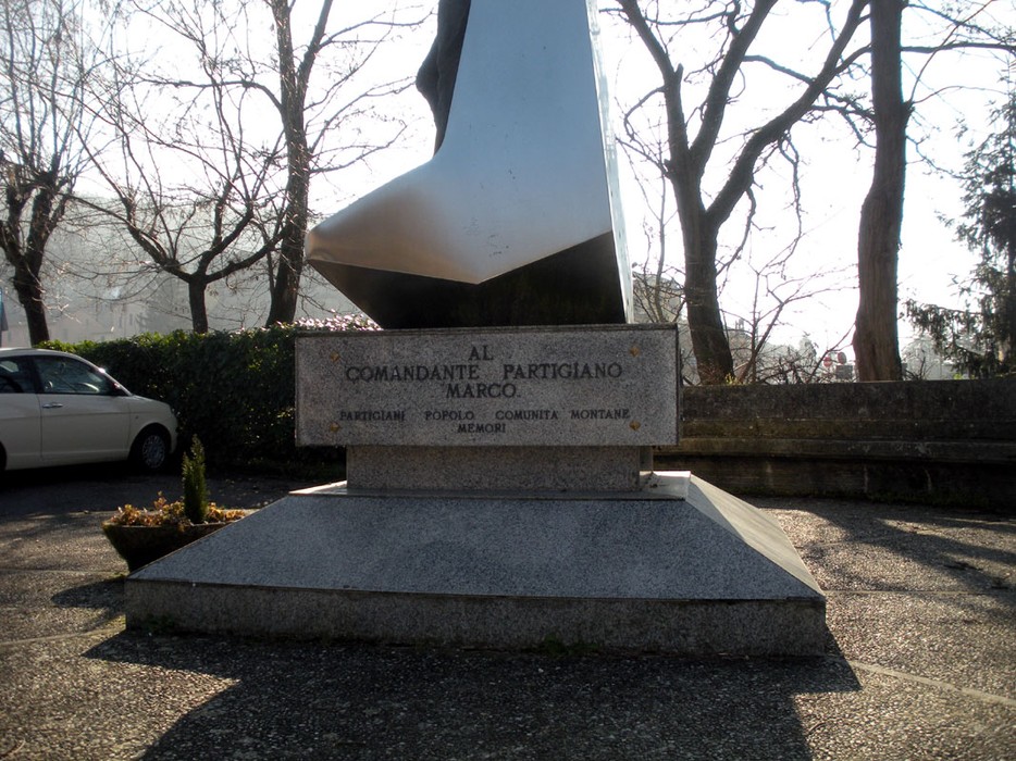 Monumento ad Anselmi, dedicato al comandante partigiano Marco, situato in un'area verde.