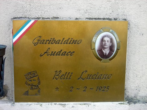 Monumento commemorativo a Mottalciata, dedicato alle vittime dell'eccidio, con targhe di riconoscimento.