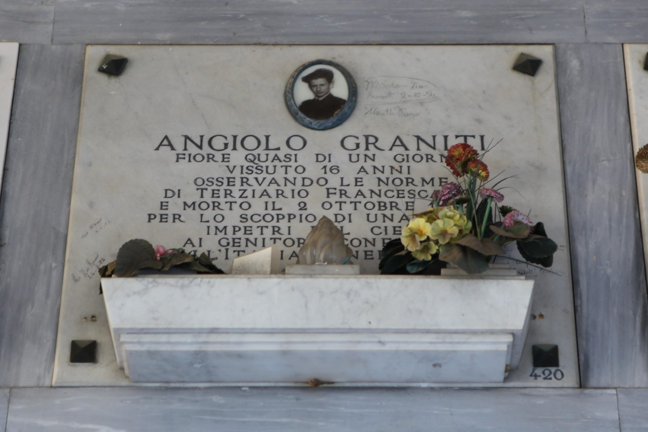 Sepolcro di Graniti, commemorazione di Angiolo Graniti con fiori e inscrizioni su marmo.