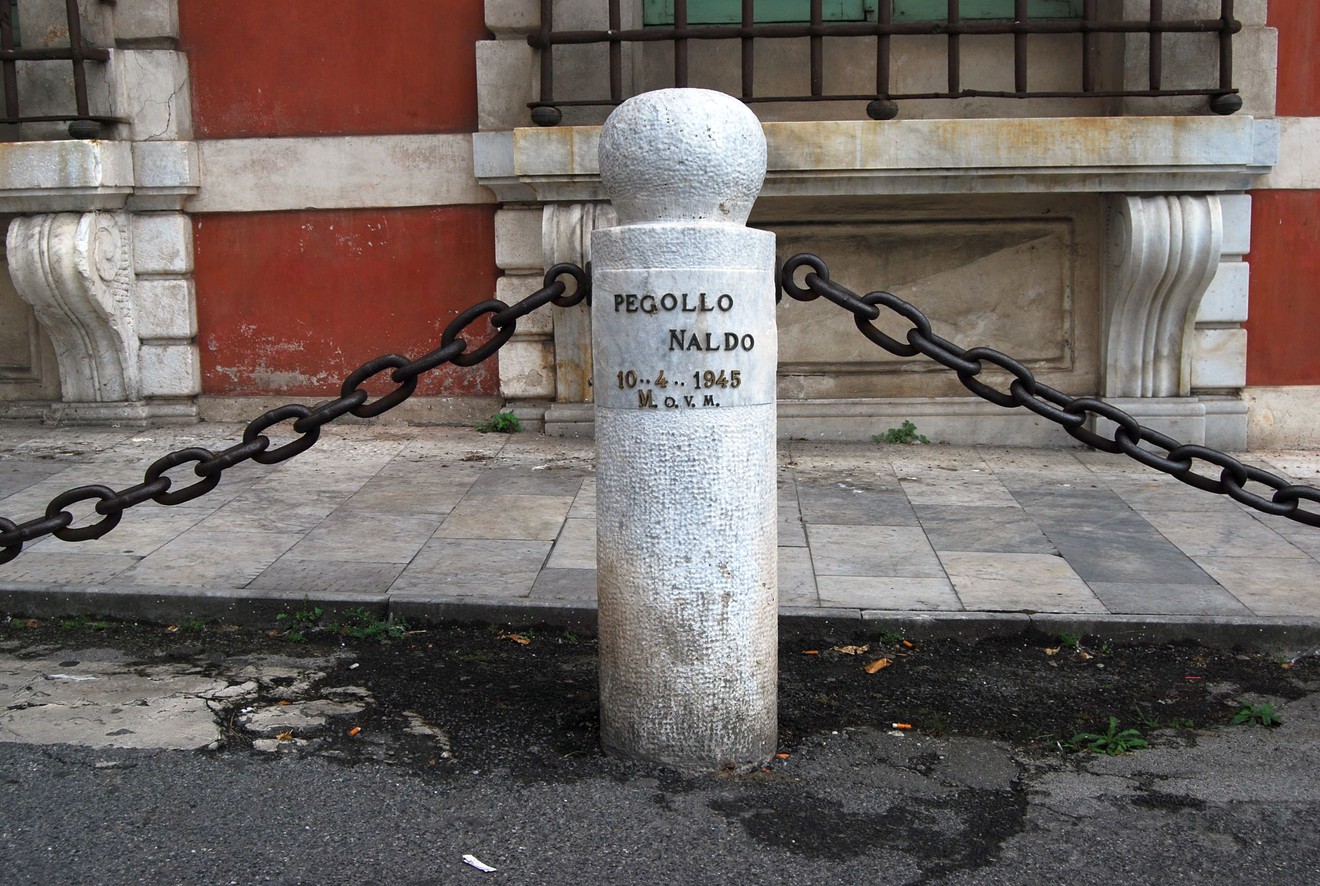 Cippo commemorativo a Pegollo, dedicato a Naldo, datato 10-6-1945, in una zona storica.