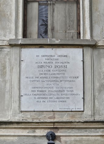 Lapide commemorativa dedicata a Bruno Rossi, con testo inciso che ricorda il suo impegno e sacrificio.