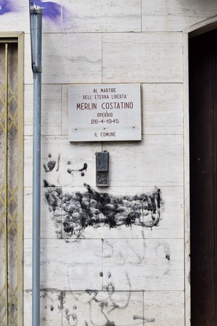 Lapide commemorativa dedicata a Merlin Costantino, martire della libertà, con data 26-4-1945.