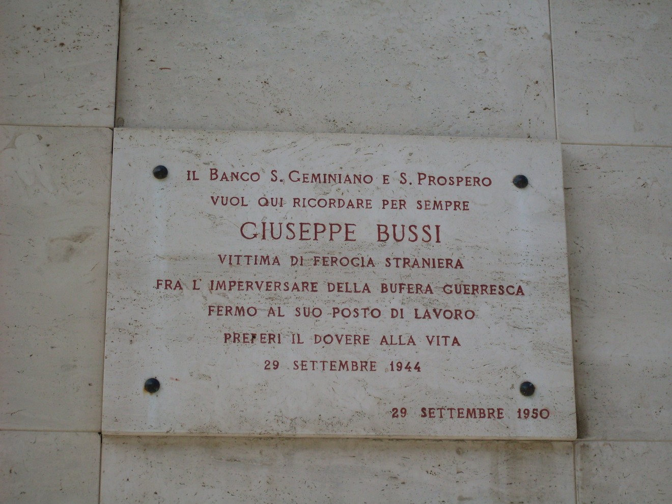 Lapide commemorativa di Giuseppe Bussi, vittima di ferocia durante la Seconda Guerra Mondiale.