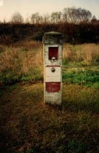 Cippo a Cagarelli, monumento in un'area verde, circondato da erba e alberi.