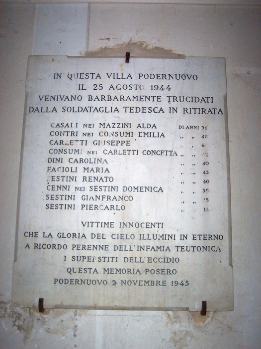 Lapide commemorativa dei tragici eventi del 25 agosto 1944 a Villa Podernuovo.